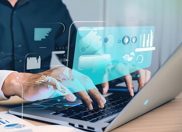 persona-que-trabaja-computadora-portatil_711593-398